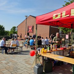 Raderlebnistag Rehburg Der DLRG Grillstand auf dem Stadtplatz.