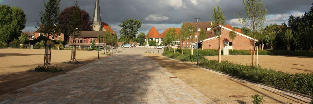 Ein Regenbogen steht über dem Stadtplatz in Rehburg-Loccum