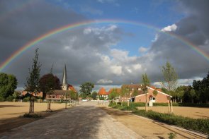 Ein Regenbogen steht über dem Stadtplatz in Rehburg-Loccum