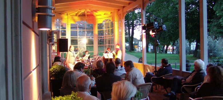 Ein abendliches Konzert auf der Terrasse des Restaurants Carpe Diem